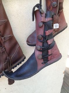 Skyrim - Dark Brotherhood Shrouded Boots - in REAL LIFE! Skyrim Movie, Skyrim Mage Robes Cosplay, Medieval Festival Boots, Skyrim Mage Cosplay, Skyrim Dark Brotherhood Cosplay, Medieval Leather Shoes And Boots, Leather Boots For Medieval Festivals, Poulaine Shoes, Medieval Poulaine Boots