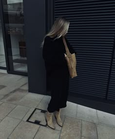 Winter Workwear Suede Boots, Suede Black Boots Outfit, Row Boots Outfit, Suede Boot Outfit, Sand Suede Boots Outfit, Beige Suede Boots Style, Long Leather Shearling Coat, Suede Beige Boots Outfit, Chic Shearling Leather Jacket With Long Sleeves