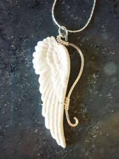 Gift Ideas For Her, Handcrafted Wing Pendant, Silver Chain Jewelry, Unique Jewelry Inspiration, White Angel Wing Necklace, Angel Wings Clay, Clay Wings, Diy Clay Angel Wings, Clay Angel Wings How To Make