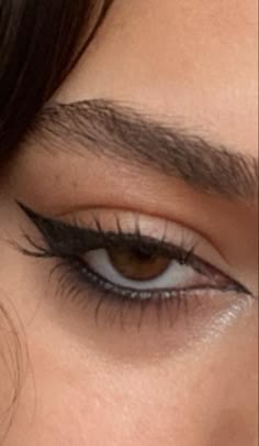 Sleeply Eyes, Eyeliner Ideas For Almond Eyes, Eye Makeup For Sleepy Eyes, Downturned Eye Makeup Aesthetic, Eyeliner For Sleepy Eyes, Almond Eye Makeup Aesthetic, Sleepy Eyes Makeup Natural, Eye Makeup Sleepy Eyes, Sleep Eyeliner