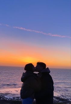 #couple #kiss #pretty #sunset