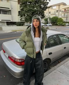 Carhartt Ny Jacket, Skater Girl Winter Outfits, Winter Outfits Aesthetic Streetwear, Winter Streetwear Fits, Canada Street Style, Drippy Winter Outfits, Fall Outfits Women Streetwear, White Carhartt Jacket Outfit, Outfit Inspo Fall Street Fashion