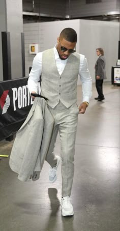 Classy Suits, Prom Outfits For Guys, Mens Winter Fashion Outfits, Black Outfit Men, Mens Business Casual Outfits, Mens Casual Dress Outfits, Classy Outfits Men, Men Stylish Dress, Fashion Suits For Men