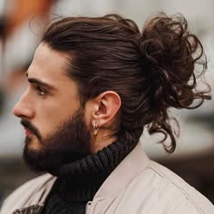 Half Bun Hairstyles, Man Bun Curly Hair, Man Bun Haircut, Man Bun Styles, Long Curly Haircuts, Long Curly Hair Men, Cortes De Pelo Largo Para Hombres, Man Bun Hairstyles, Cabelo Grande Masculino
