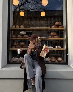 Minimal Streetstyle | By @aleksandra.guss | Instagram Autumn Coffee Outfit, Cafe Winter Outfit, Cozy Coffee Shop Photoshoot, Fall Coffee Shop Photoshoot, Coffee Shop Winter Outfit, Nyc Cafe Photoshoot, Cozy Cafe Photo Inspiration, Fall City Photoshoot, Paris Photo Ideas Autumn