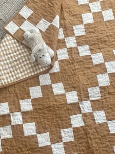 How to make: an Irish Chain quilt (baby size edition) — Joz Makes Quilts Easy Small Quilt Patterns, Childs Quilt, Tonal Quilts, Crib Size Quilt, Simple Quilt Designs, 2 Color Quilt Patterns, Christmas Quilts Patterns, Free Baby Quilt Patterns Easy, Twin Size Quilt Pattern