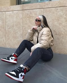 Air Jordan Mid Outfit, Style Jordans Women, Outfits Red Jordans, Black And Red Air Jordans Outfit, Red Black Air Jordan Outfit, Air Jordans Women Outfit Style Winter, Jordan Black And Red Outfit, Red Jordan Mids Outfit, Outfits Con Nike Jordan