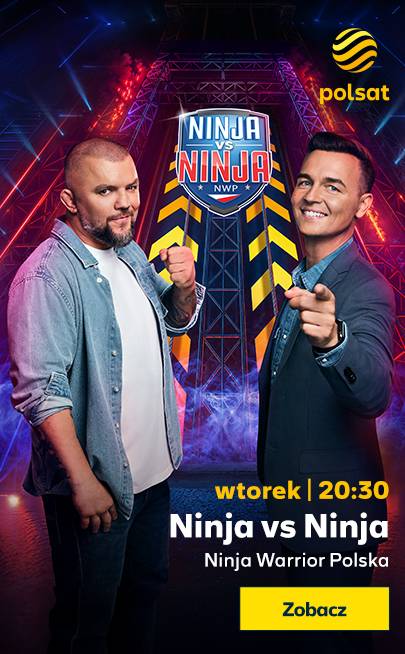 Dw&oacute;ch mężczyzn, jeden w dżinsowej koszuli, drugi w marynarce, stoi obok siebie na tle plakatu programu "Ninja vs Ninja NWP" z logo Polsat.