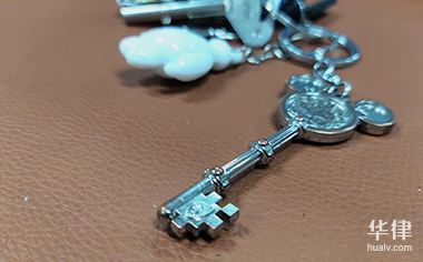 拆迁后补偿的商铺怎样过户给别人?