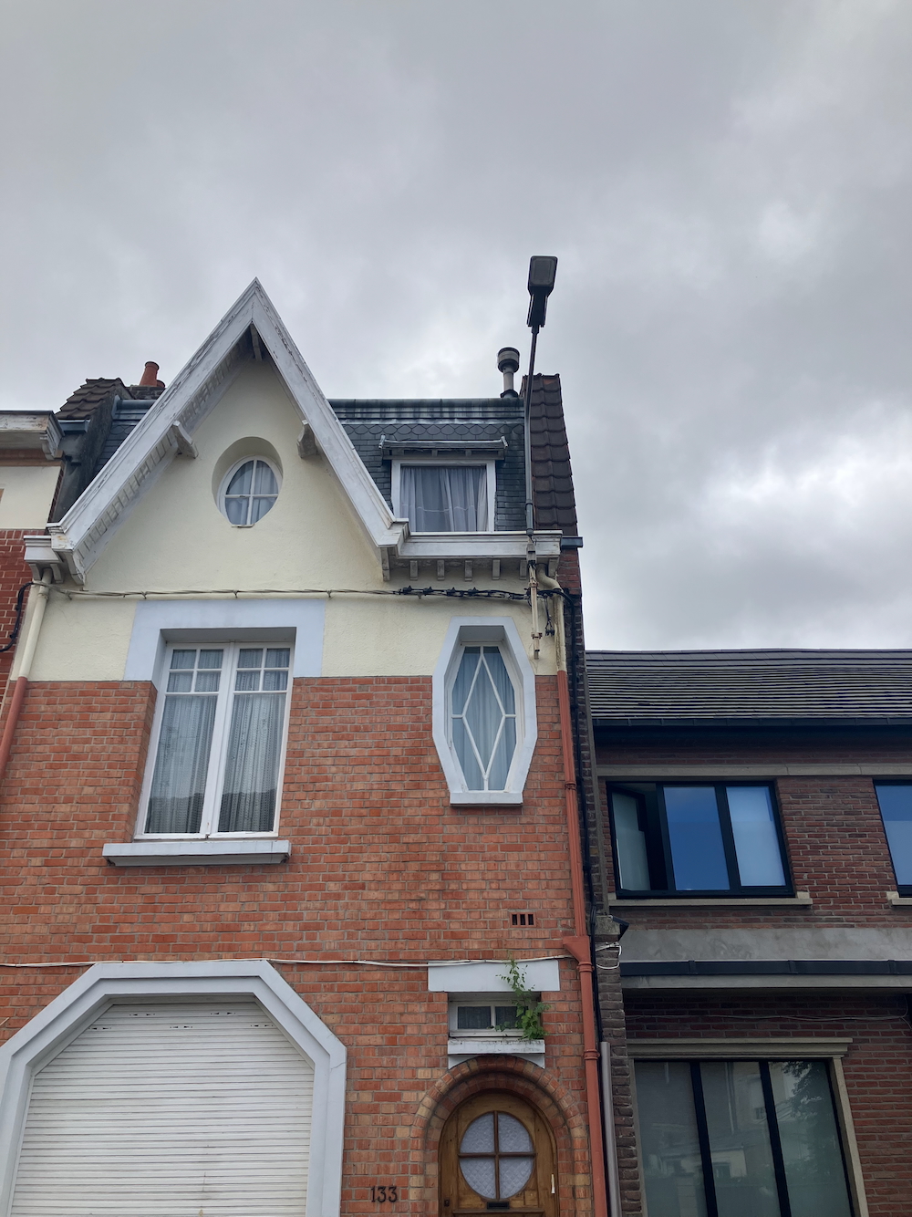 Losange tronqué sur une façade lambersartoise