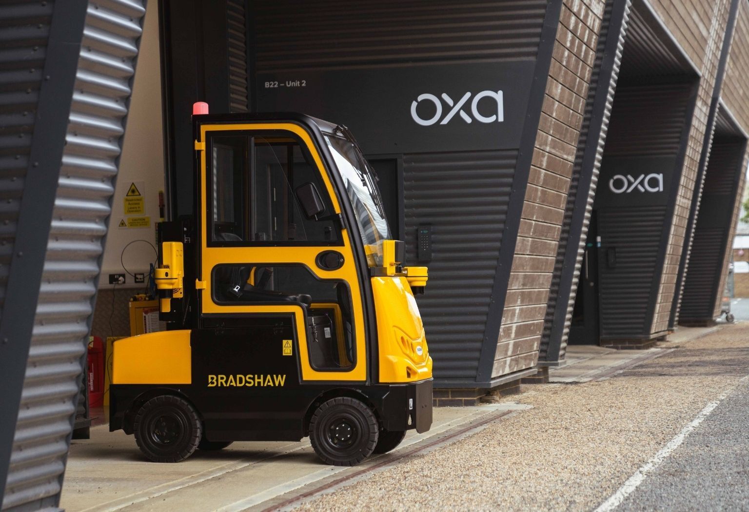 The new, autonomous Bradshaw T800. A powerful, electric tow tractor capable of towing 8-tonnes, driven by Oxa.