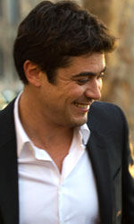 In foto Riccardo Scamarcio (47 anni) Dall'articolo: Euforia, su IBS il dvd di un'incursione nella commedia all'italiana.