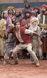 In foto Mena Massoud Dall'articolo: La classifica del box office non cambia: Aladdin sempre primo, Il traditore sorprende ancora.