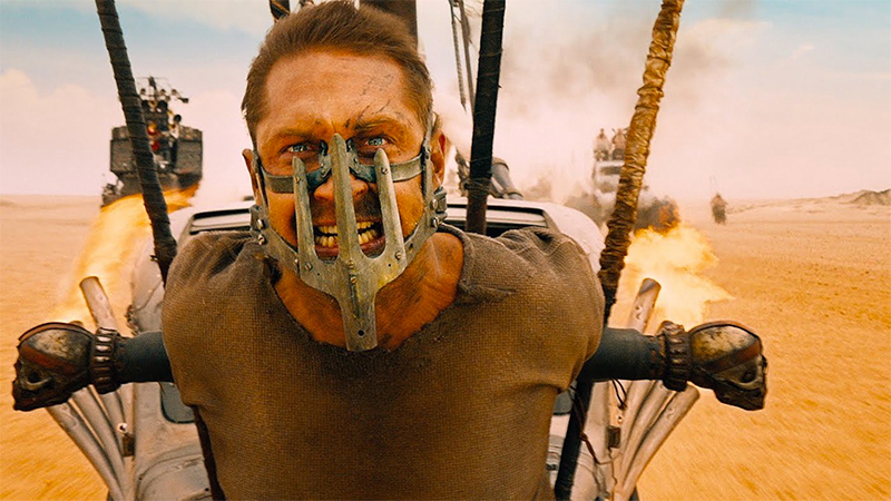 In foto una scena del film Mad Max: Fury Road. -  Dall'articolo: Mad Max: Fury Road, un'apoteosi adrenalinica di inseguimenti, corse, combattimenti.