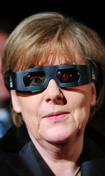 Il cancelliere Angela Merkel indossa gli occhialini per il 3D. -  Dall'articolo: Omaggio in 3D a un'amicizia durata 40 anni.