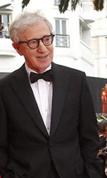 Woody Allen con il cast di Midnight in Paris. -  Dall'articolo: Cannes, il glamour � Gaga.