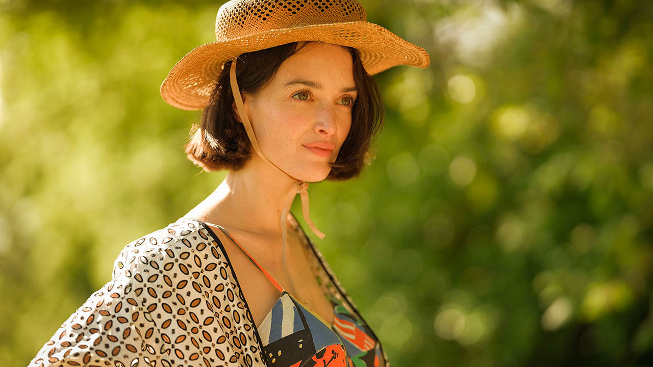 Niki, la vita dell'artista Niki de Saint Phalle in un biopic raffinato e pieno di dolore. Ottima la prova di Charlotte Le Bon