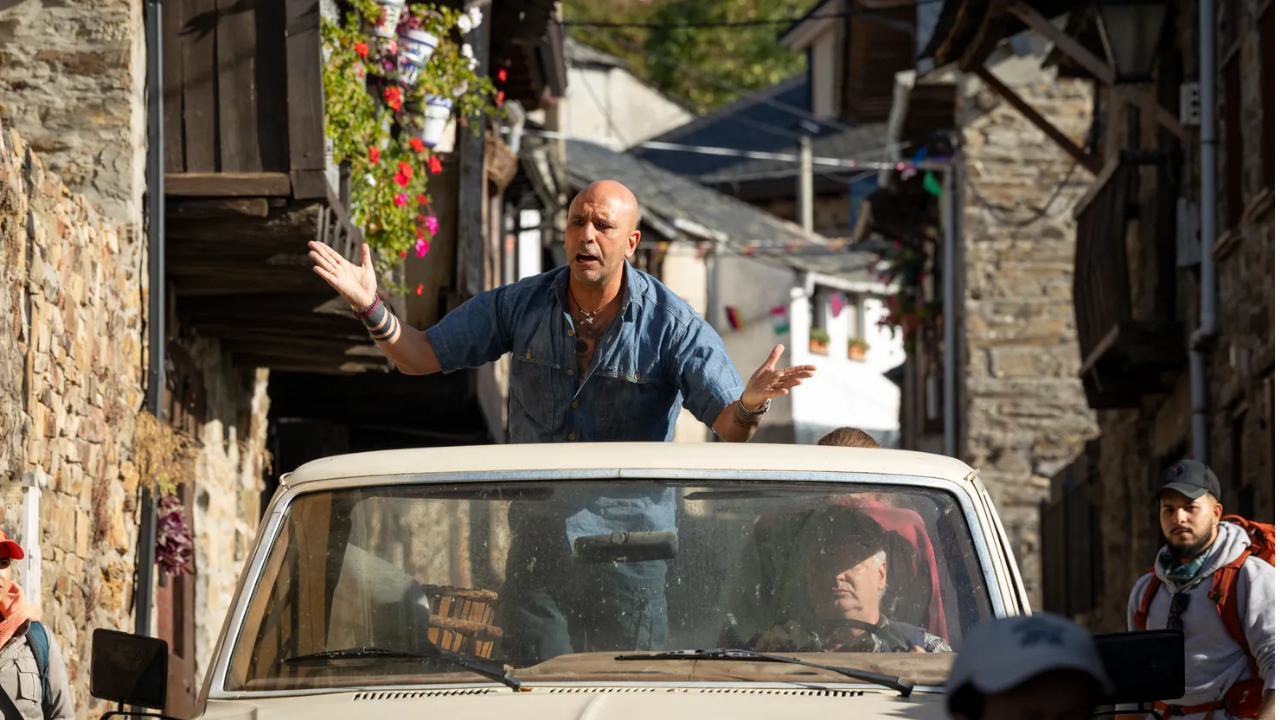 In foto Checco Zalone (49 anni) Dall'articolo: Buen Camino resta su numeri eccezionali per un giorno lavorativo con 669mila euro.