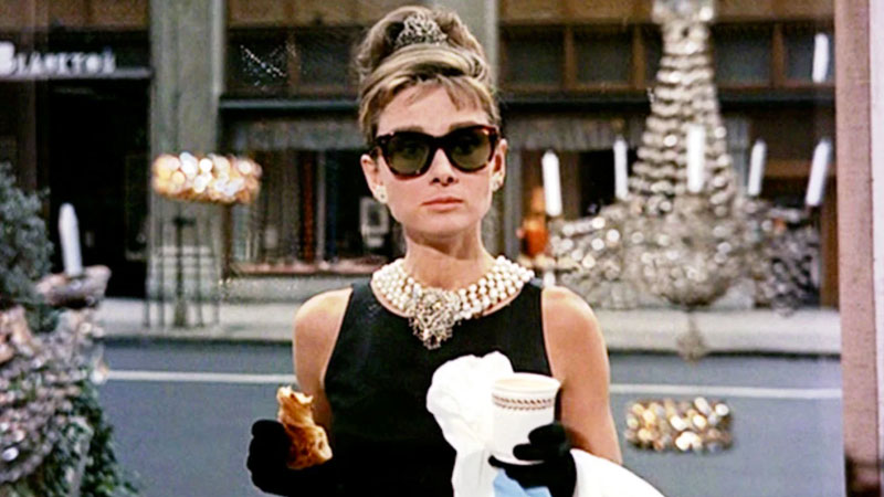 Colazione da Tiffany, un cult intramontabile con un'iconica Audrey Hepburn