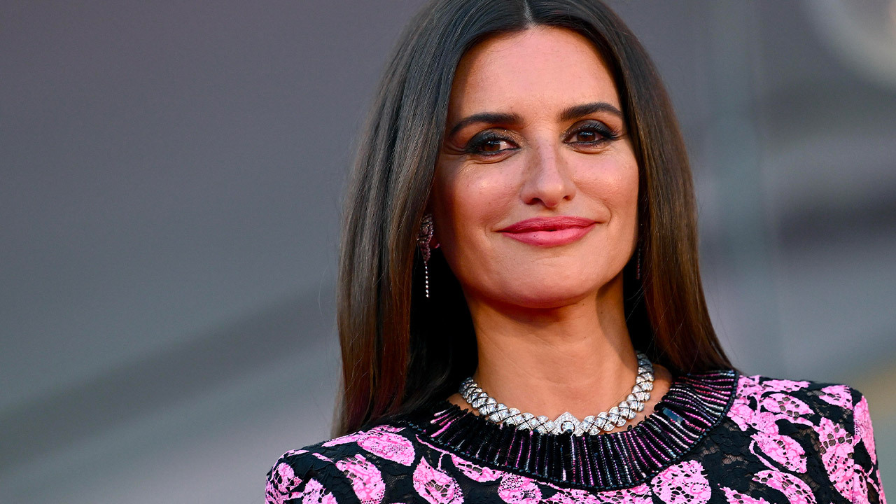 Venezia 79, l'eleganza di Penelope Cruz incanta il red carpet