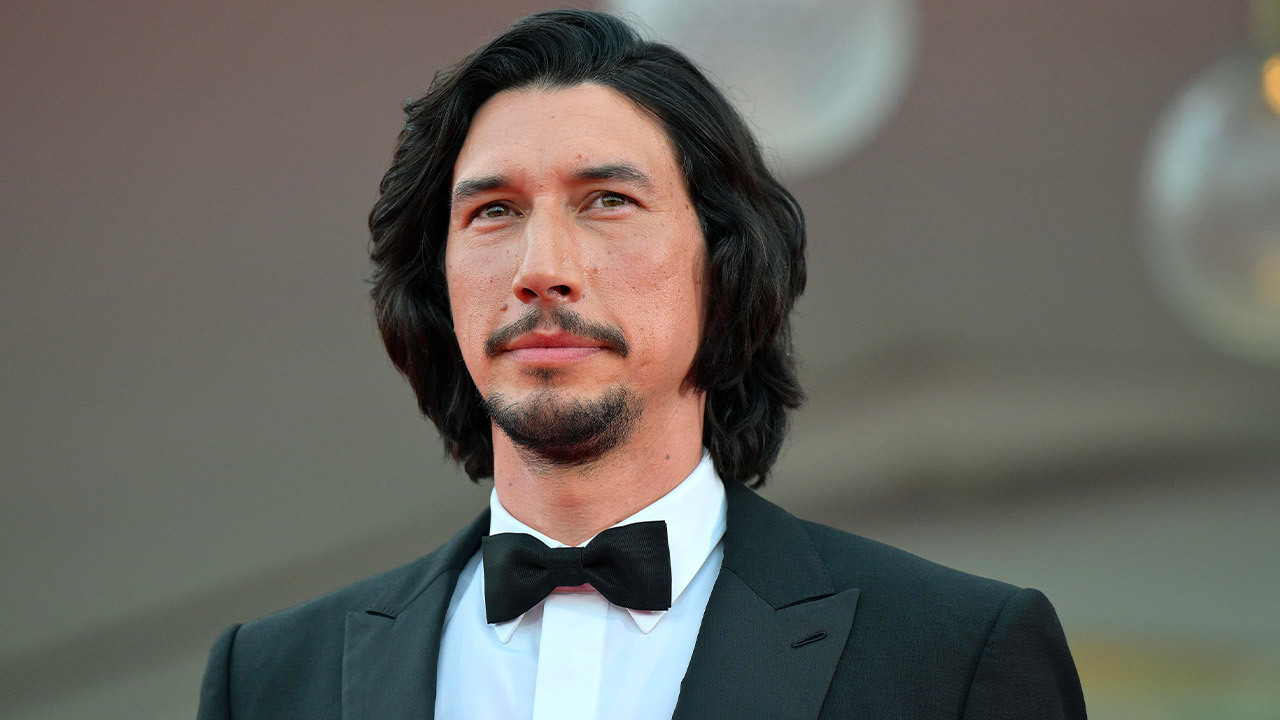Venezia 80, Adam Driver porta il suo Enzo Ferrari sul red carpet