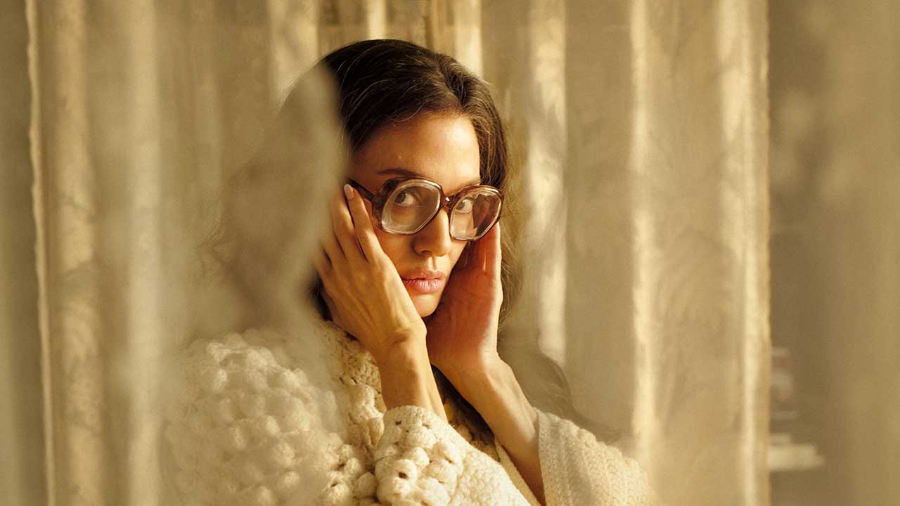 I primi scatti di Angelina Jolie nei panni della Callas nel film di Pablo Larrain