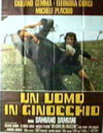 Un uomo in ginocchio